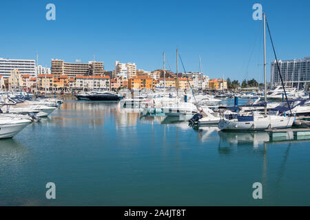 Bateaux amarrés à la marina de Vilamoura, en Algarve, Portugal Banque D'Images