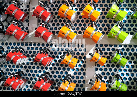Italien en couleur moka café pots accroché au mur dans un magasin à Venise Banque D'Images