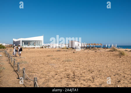 Beach Club sur la plage de Vilamoura, en Algarve, Portugal Banque D'Images