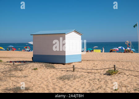 Cabane de plage sur la plage de Vilamoura, en Algarve, Portugal Banque D'Images