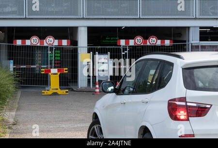 15 octobre 2019, en Rhénanie du Nord-Westphalie, Münster/Osnabrück : une voiture se transforme en face d'un parking couvert à l'aéroport de Münster Osnabrück. À l'aéroport de Münster Osnabrück (FMO), autour de 65 voitures a pris feu dans le parking à étages lundi soir. Photo : Bernd Thissen/dpa Banque D'Images