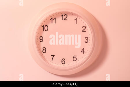 Horloge murale ronde et blanche sans flèches Banque D'Images