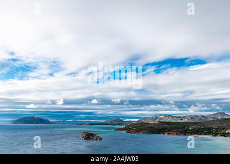 Aperçu de la côte de l'attique de l'Est et l'île de Patroklos du cap Sounion, en Grèce Banque D'Images