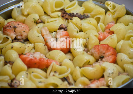 Pâtes de fruits de mer avec palourdes et crevettes. Cocktail de fruits de mer en gros plan. Banque D'Images