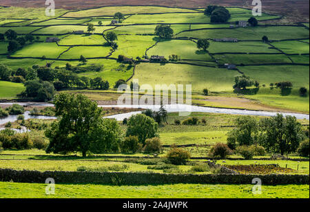 Lumière sur Harkerside pommelé Moor de Retth village de Swaledale Banque D'Images