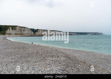 Vue sur la plage de rochers et falaises calcaires sur la côte d'albâtre de Normandie à Fécamp Banque D'Images