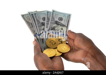 Femme africaine mains tenant une pile de bitcoins et en dollars, Banque D'Images