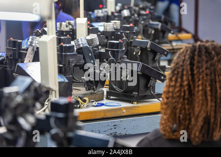 Machines pour polir des diamants, diamants, de classement de la femme africaine. En Afrique , le Botswana Banque D'Images