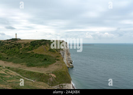 La-Poterie-de-Cap-d'Antifer, Seine-Maritime / France - 14 août 2019 : vue sur le Cap d'Antifer phare sur la côte de Normandie Banque D'Images