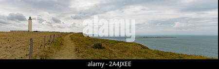 La-Poterie-de-Cap-d'Antifer, Seine-Maritime / France - 14 août 2019 : panorama vue sur l'océan et la côte avec des champs verts et falaises déchiquetées Banque D'Images