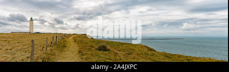 La-Poterie-de-Cap-d'Antifer, Seine-Maritime / France - 14 août 2019 : panorama vue sur l'océan et la côte avec des champs verts et falaises déchiquetées Banque D'Images