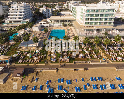 Protaras, Chypre - octobre 11. 2019. Hôtels sur la célèbre plage Sunrise Banque D'Images