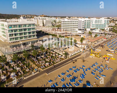 Protaras, Chypre - octobre 11. 2019. Hôtels sur la célèbre plage Sunrise Banque D'Images