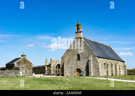 Plougonvelin, Finistère / France - 22 août 2019 - vue de la chapelle près de l'abbaye et le phare de la Pointe Saint Mathieu en Bretagne Banque D'Images