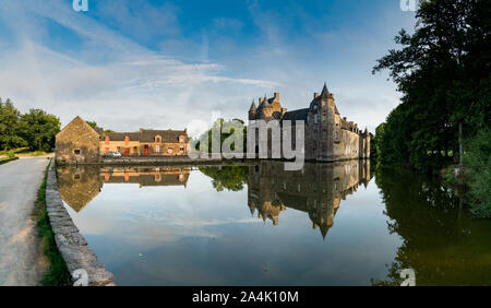 Campeneac, Bretagne / France - 26 août 2019 - vue sur le château historique le château de Trécesson dans la forêt de Brocéliande avec reflets dans l'étang Banque D'Images