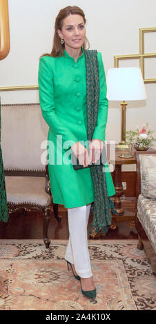 La duchesse de Cambridge lors d'une rencontre officielle avec le président du Pakistan Arif Alvi et première dame Samina Alvi au palais présidentiel à Islamabad au cours de la deuxième journée de la visite royale. Banque D'Images
