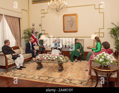 Le duc et la duchesse de Cambridge, lors d'une rencontre officielle avec le président du Pakistan Arif Alvi et première dame Samina Alvi (centre) au palais présidentiel à Islamabad au cours de la deuxième journée de la visite royale. Banque D'Images