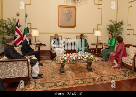 Le duc de la duchesse de Cambridge lors d'une rencontre officielle avec le président du Pakistan Arif Alvi et première dame Samina Alvi (centre) au palais présidentiel à Islamabad au cours de la deuxième journée de la visite royale. Banque D'Images