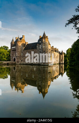 Campeneac, Bretagne / France - 26 août 2019 : vue verticale de château historique le château de Trécesson dans la forêt de Brocéliande avec reflets dans le po Banque D'Images