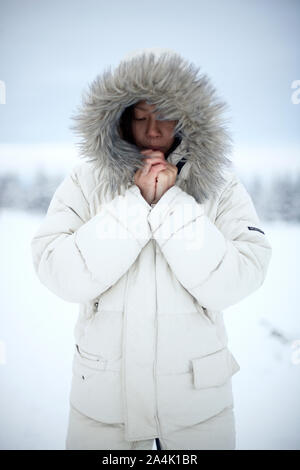Femme dans paysage de neige NB ! L'utilisation exclusive de vente Réservation : couverture de livre Territoire : les pays francophones Durée : 2 ans d'avril 2015 S Banque D'Images