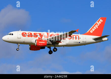 EasyJet, G-EZAG, Airbus A319-111, dans l'air et à l'entrée dans d'atterrir à l'aéroport de Bristol Banque D'Images