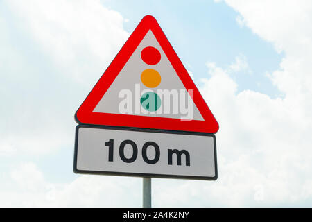 Feux de circulation signe avec mark à distance monté sur poteau de métal. Panneau routier sur fond de ciel bleu Banque D'Images