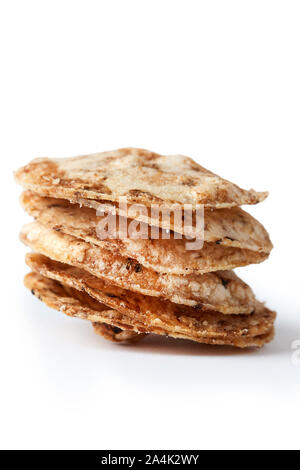 Croustilles de riz brun isolé sur fond blanc. Snack croustillant en bonne santé Banque D'Images