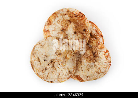 Croustilles de riz brun isolé sur fond blanc. Snack croustillant en bonne santé Banque D'Images