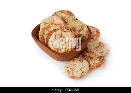 Croustilles de riz brun isolé sur fond blanc. Snack croustillant en bonne santé Banque D'Images