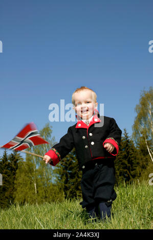 La célébration du 17 mai - garçon en costume traditionnel norvégien Banque D'Images