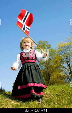 La célébration du 17 mai - petite fille en costume traditionnel norvégien. Banque D'Images