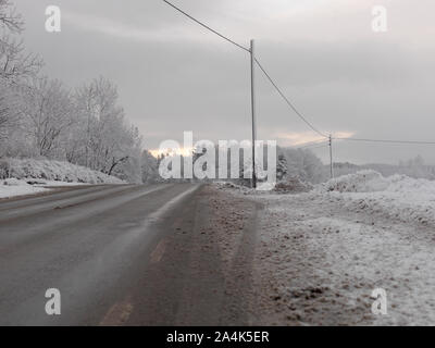 Route mouillée. Tirez-en au bus route de campagne déserte en hiver. Banque D'Images