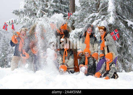 Les gens en costume d'acclamer à la Coupe du Monde de ski, la Norvège Banque D'Images