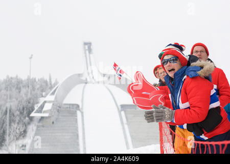 Acclamations de l'auditoire à la Coupe du Monde de ski, la Norvège Banque D'Images