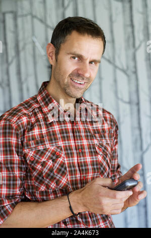 Man holding mobile phone Banque D'Images