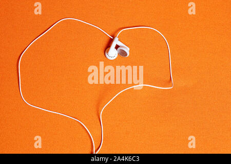 Casques casque bouchons d'ipod sur fond orange Banque D'Images