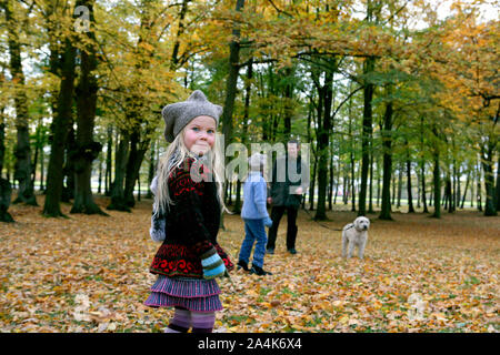 Family enjoying autumn Banque D'Images