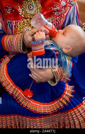 Laplander mère nourrir bébé. Lapp / Lapons / Laplander / Lapplander Lapplanders Lapons / / / / Même sami de Kautokeino, Laponie / Laponie Banque D'Images