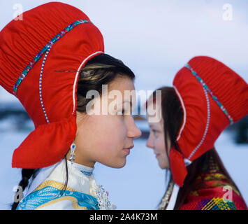 Portraits de jeunes filles fréquentant Laplander mariage. Lapp / Lapons / Laplander / Lapplander Lapplanders Lapons / / / / Sami même à Karasjok, Lapl Banque D'Images