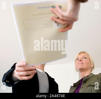 Jeune couple à la télévision. L'achat première maison. L'achat d'une télévision. L'investissement. Banque D'Images