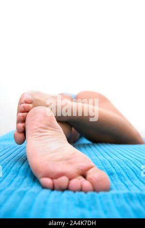 Pieds nus sur une serviette. Banque D'Images