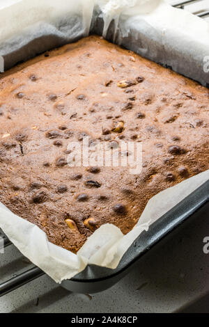 Blondie Brownie avec du beurre d'arachide, arachides grillées et de chocolat blanc. Dessert gâteau maison / morceaux de brownies. Dessert gâteau maison. Banque D'Images