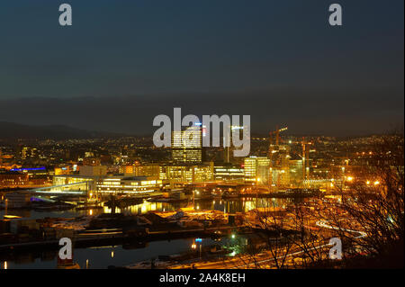 Oslo par nuit, vue en direction de Bjorvika et l'Operahouse Banque D'Images