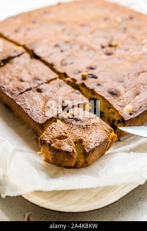 Blondie Brownie avec du beurre d'arachide, arachides grillées et de chocolat blanc. Dessert gâteau maison / morceaux de brownies. Dessert gâteau maison. Banque D'Images