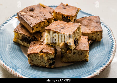 Blondie Brownie avec du beurre d'arachide, arachides grillées et de chocolat blanc. Dessert gâteau maison / morceaux de brownies. Dessert gâteau maison. Banque D'Images