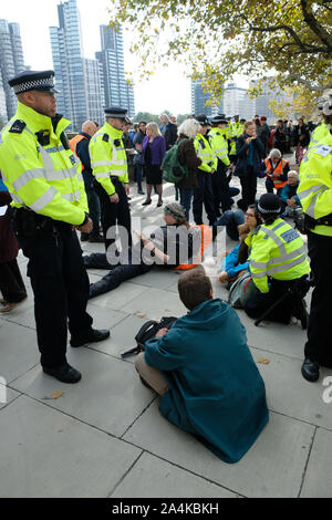 Millbank, Londres, Royaume-Uni. 15 octobre 2019 changement climatique de l'extinction des manifestants bloquant la rébellion Millbank sont arrêtés. Crédit : Matthieu Chattle/Alamy Live News Banque D'Images