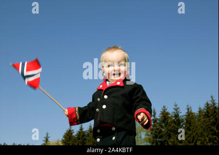 La célébration du 17 mai. Garçon en costume traditionnel norvégien Banque D'Images