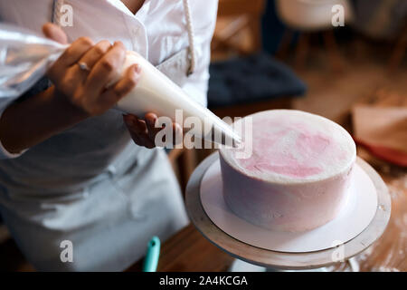 Femme vend des gâteaux faits maison, de la petite entreprise. close up photo recadrée. Banque D'Images