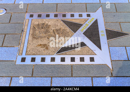 Jackie Chan Monument avec empreintes de mains, de signature et nom de l'Avenue des Stars à Tsim Sha Tsui, Hong Kong, Chine. Banque D'Images