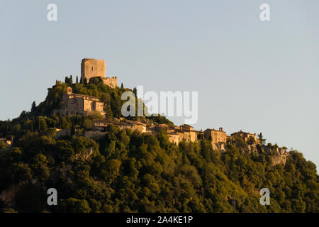 Paysage du village médiéval de Rocca d'Orcia en Toscane, Italie. Banque D'Images